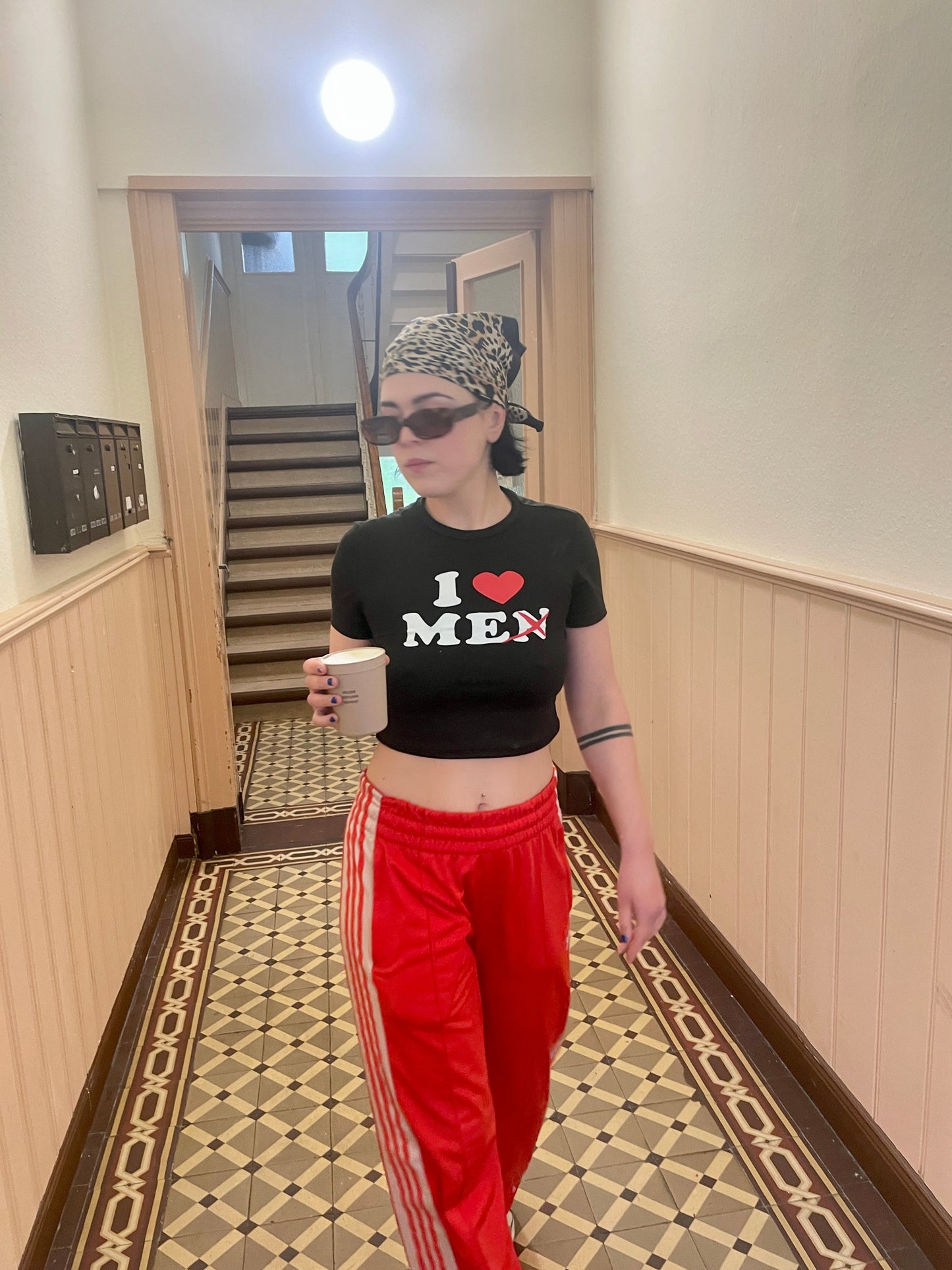Crop Top in schwarz mit weißen „I LOVE MEN̶“-Print – handbedruckt, aus 100 % Bio-Baumwollen. Selflove but sustainable.