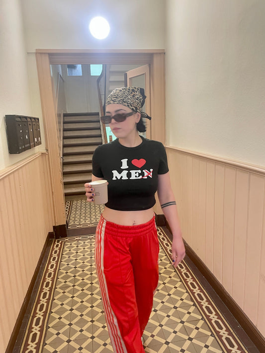 Crop Top in schwarz mit weißen „I LOVE MEN̶“-Print – handbedruckt, aus 100 % Bio-Baumwollen. Selflove but sustainable.
