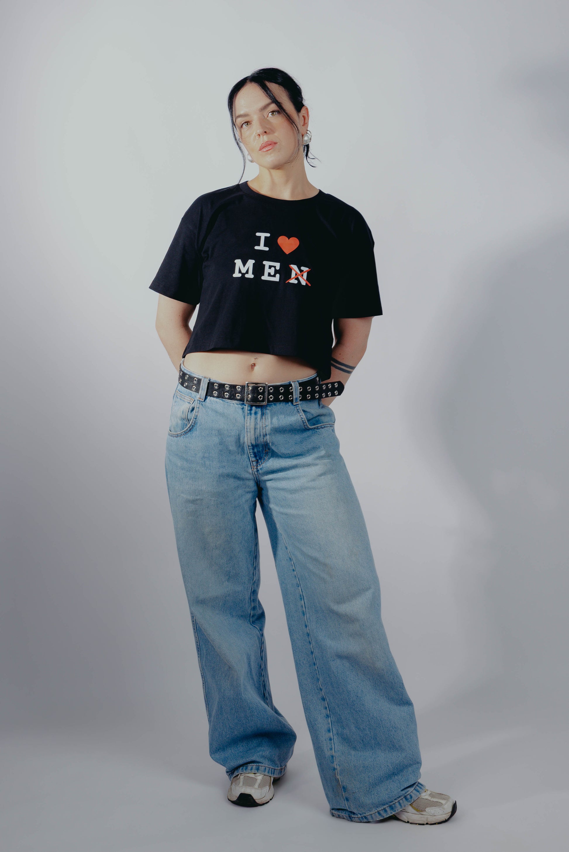 Crop Top in schwarz mit weißen „I LOVE MEN̶“-Print – handbedruckt, aus 100 % Bio-Baumwollen. Selflove but sustainable.